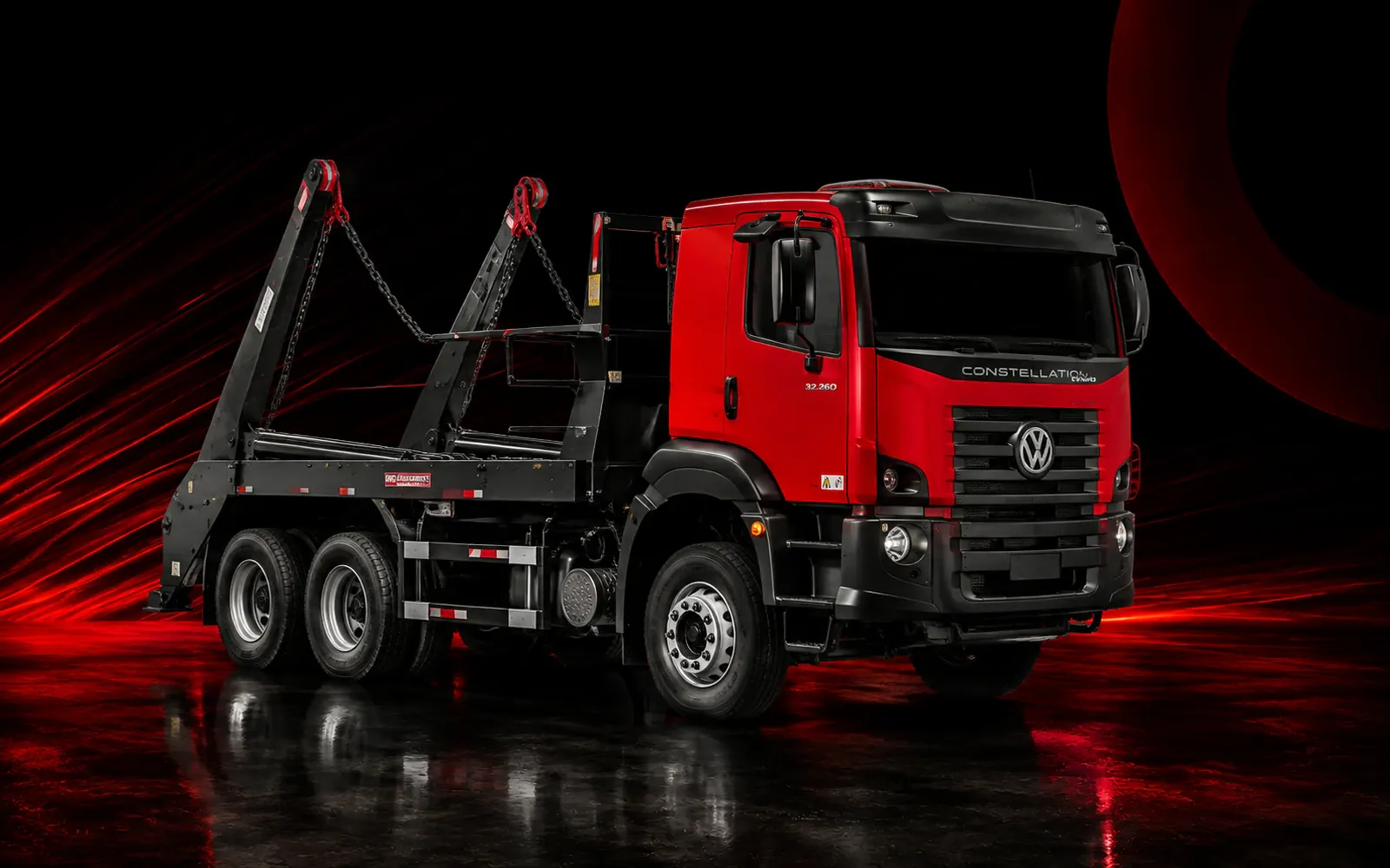 Caminhão poliguindaste equipado com braços articulados para movimentação de caçambas