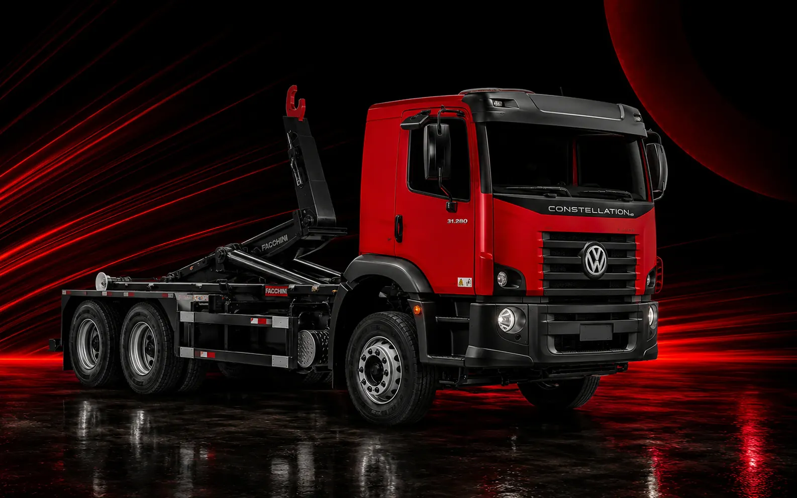 Caminhão equipado com sistema hidráulico roll-on/roll-off para movimentação de contêineres